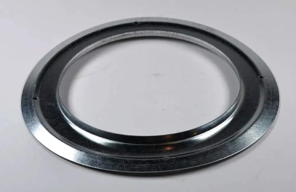 Metallring mit glatter Oberfläche und mehreren Löchern zur Befestigung, hergestellt von Remko. Eignet sich für spezifische Installationen im Bereich Abgasführung.