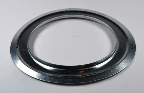 Metallring mit glatter Oberfläche und mehreren Löchern zur Befestigung, hergestellt von Remko. Eignet sich für spezifische Installationen im Bereich Abgasführung.