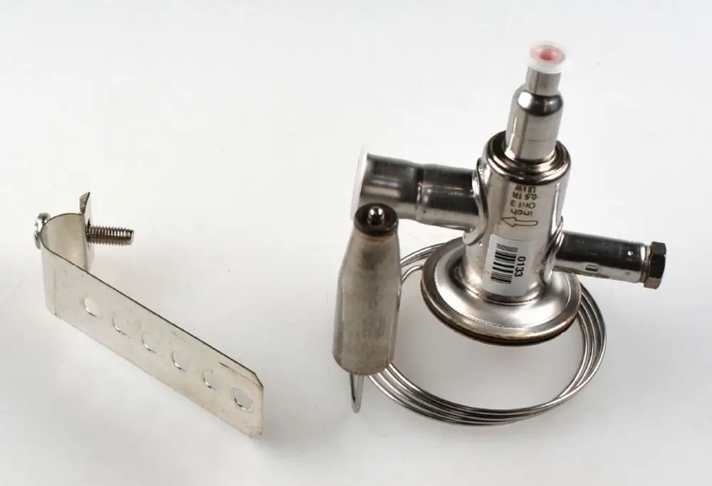 Thermoventil von Remko, bestehend aus einer Metallkonstruktion mit mehreren Anschlüssen und einer Halterung, auf weißem Hintergrund abgebildet.