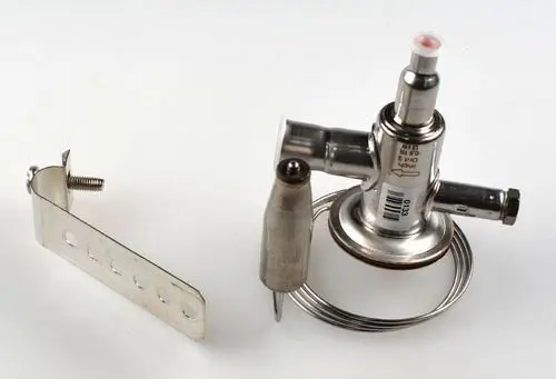 Thermoventil von Remko, bestehend aus einer Metallkonstruktion mit mehreren Anschlüssen und einer Halterung, auf weißem Hintergrund abgebildet.