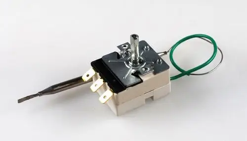 Thermostateinsatz von Remko mit Drehschalter und drei Anschlüssen. Ein Metallschaft ist zur Befestigung angebracht, dazu eine grüne Verbindung durch einen Draht.