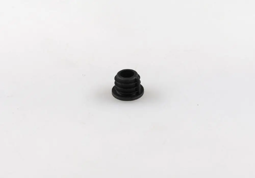 Schwarzer Adapter von Remko, mit gewellter Oberflächenstruktur und flacher Basis. Geeignet für verschiedene Anwendungen in technischen Geräten.