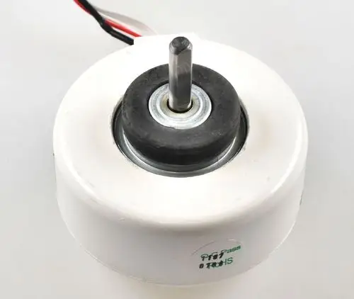 Remko Ventilatormotor mit zentralem Antriebsstift und einer gummierten Auflage, Anschlusskabel sichtbar, montiert auf weißer Kunststoffbasis.