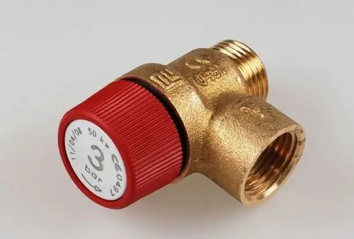 Sicherheitsventil aus Messing mit rotem Drehknopf und zwei Innengewindeanschlüssen, bereit zur Installation in Heizsystemen, Hersteller ist Remko.