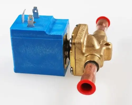 Magnetventil mit blauer Steuerungseinheit und verchromten Anschlüssen, gefertigt von Remko, zur Regelung von Flüssigkeitsströmen.
