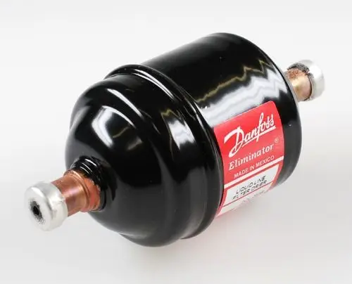 Schwarzer Trockenfilter mit zwei Anschlüssen aus Kupfer, gekennzeichnet mit einem roten Aufkleber der Marke Remko.