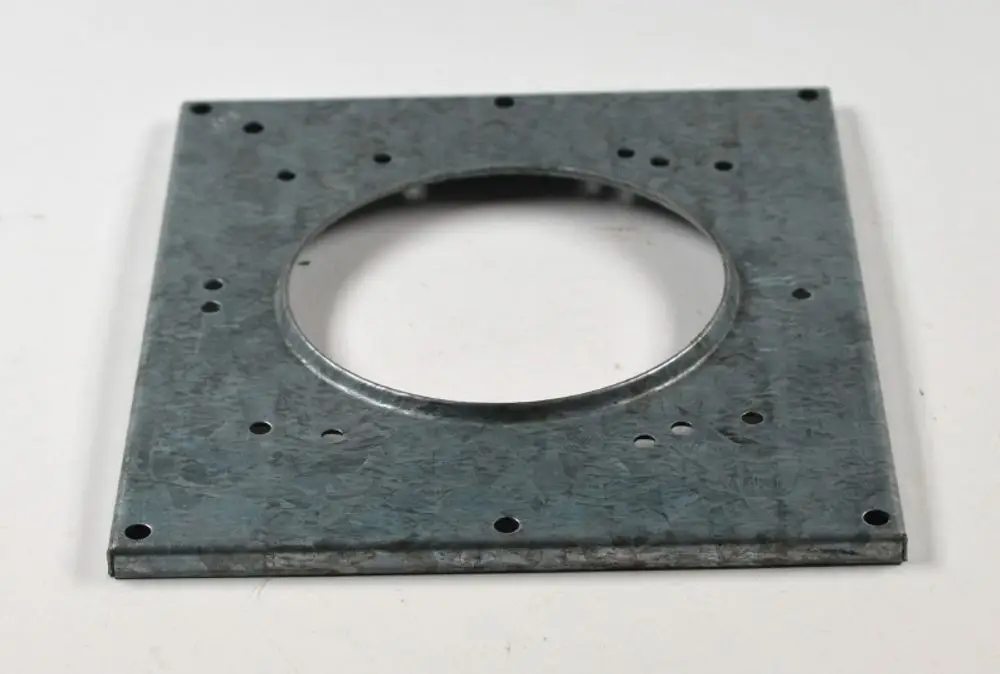 Metallische Blende mit rundem Ausschnitt in der Mitte und mehreren Befestigungslöchern, hergestellt von Remko.