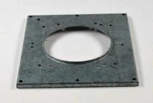 Metallische Blende mit rundem Ausschnitt in der Mitte und mehreren Befestigungslöchern, hergestellt von Remko.
