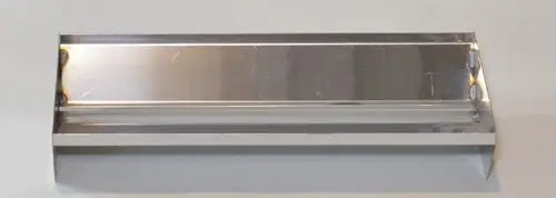 Aluminiumschiene mit rechteckiger Form, offenbar ein Rauchgasumlenker der Marke Remko, strukturiert mit klaren Flächen und Kanten.