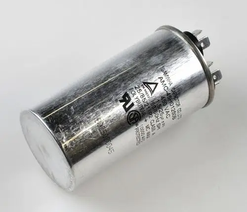 Kondensator von Remko, zylindrische Form mit metallischer Oberfläche und mehreren Anschlussklemmen, zur Verwendung in elektrischen Geräten.