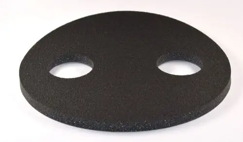 Schwarze runde Schalldämpferplatte aus Schaumstoff von Remko mit zwei Ausnehmungen.
