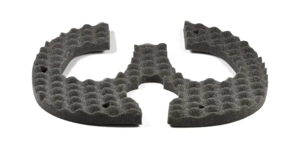 Zwei Hälften eines Schalldämpferelements aus schwarzem Schaumstoff mit einer strukturierten Oberfläche, geeignet für die Verwendung mit Remko-Geräten.