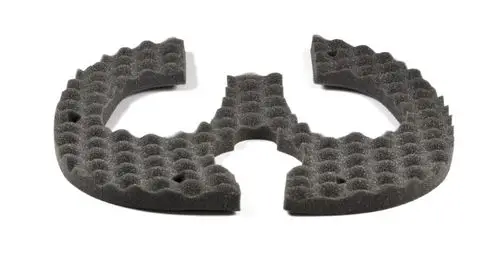 Zwei Hälften eines Schalldämpferelements aus schwarzem Schaumstoff mit einer strukturierten Oberfläche, geeignet für die Verwendung mit Remko-Geräten.