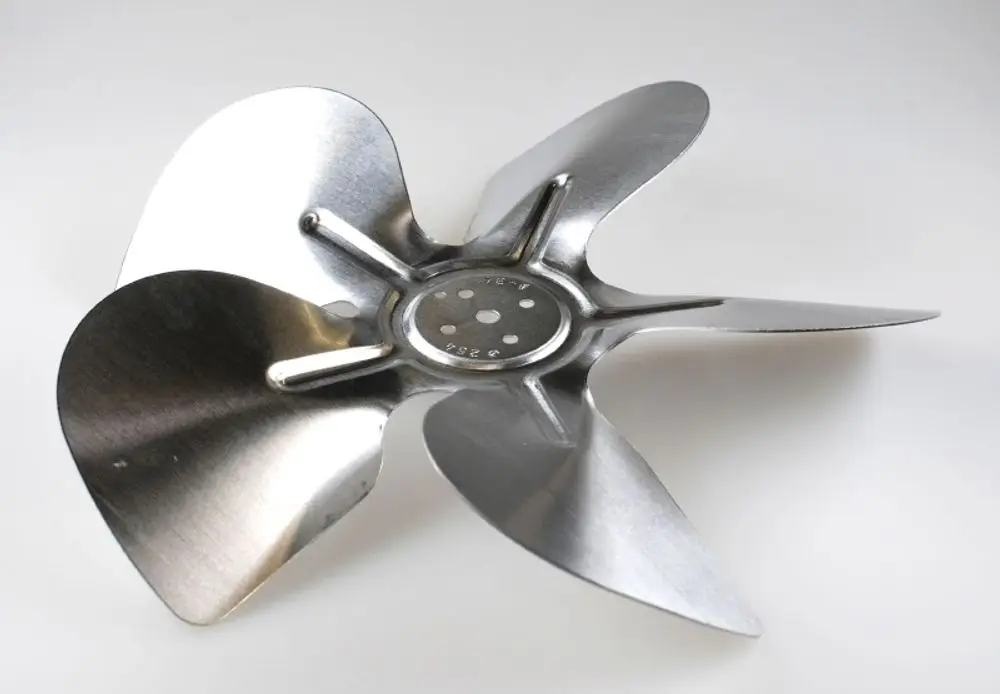 Remko Ventilatorflügel aus Metall mit mehreren, aerodynamisch geformten Blättern, Montagescheibe in der Mitte zur Befestigung.