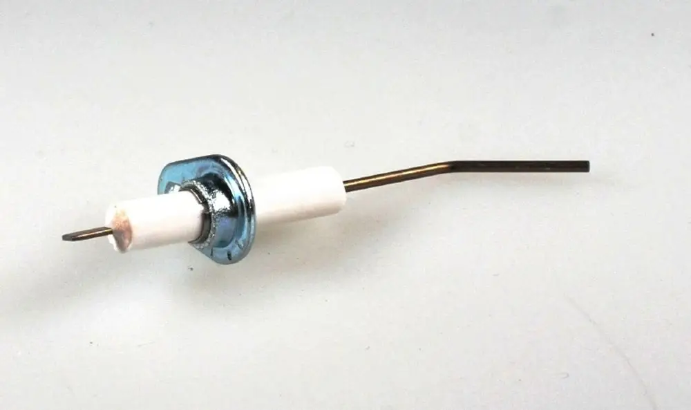 Zündelektrode von Remko mit einem weißen Keramikkörper und zwei Metallkontakten, einer gebogen, zur Verwendung in Heizungsanlagen.