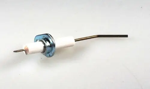 Zündelektrode von Remko mit einem weißen Keramikkörper und zwei Metallkontakten, einer gebogen, zur Verwendung in Heizungsanlagen.