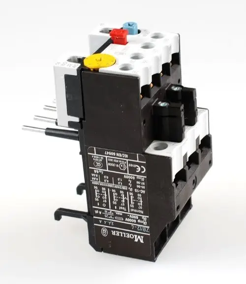 Motorschutzrelais mit mehreren Anschlussmöglichkeiten, Anzeigefeldern und Bedienelementen. Produkt der Marke Remko, geeignet für den Schutz von Elektromotoren.