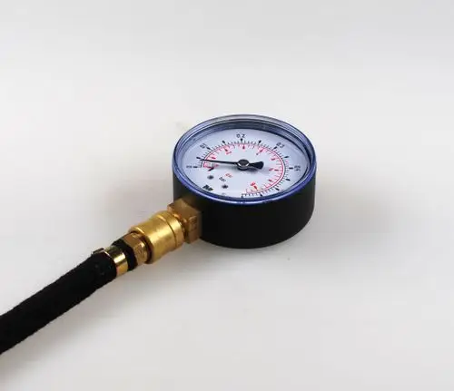 Manometer zur Druckprüfung mit einer Skala bis 0,6 bar. Das Produkt von Remko zeigt eine klare Ablesbarkeit auf einem weißen Ziffernblatt mit Druckanzeige.