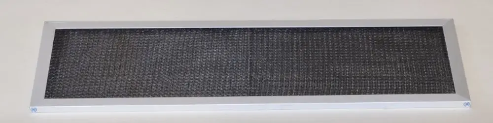 Luftfilter in rechteckiger Form mit schwarzem Filtermaterial und silbernem Rahmen, hergestellt von Remko. Geeignet für verschiedene Luftfiltersysteme.