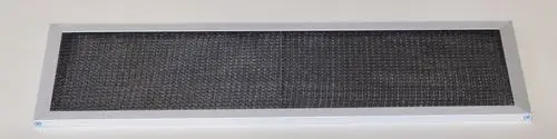 Luftfilter in rechteckiger Form mit schwarzem Filtermaterial und silbernem Rahmen, hergestellt von Remko. Geeignet für verschiedene Luftfiltersysteme.