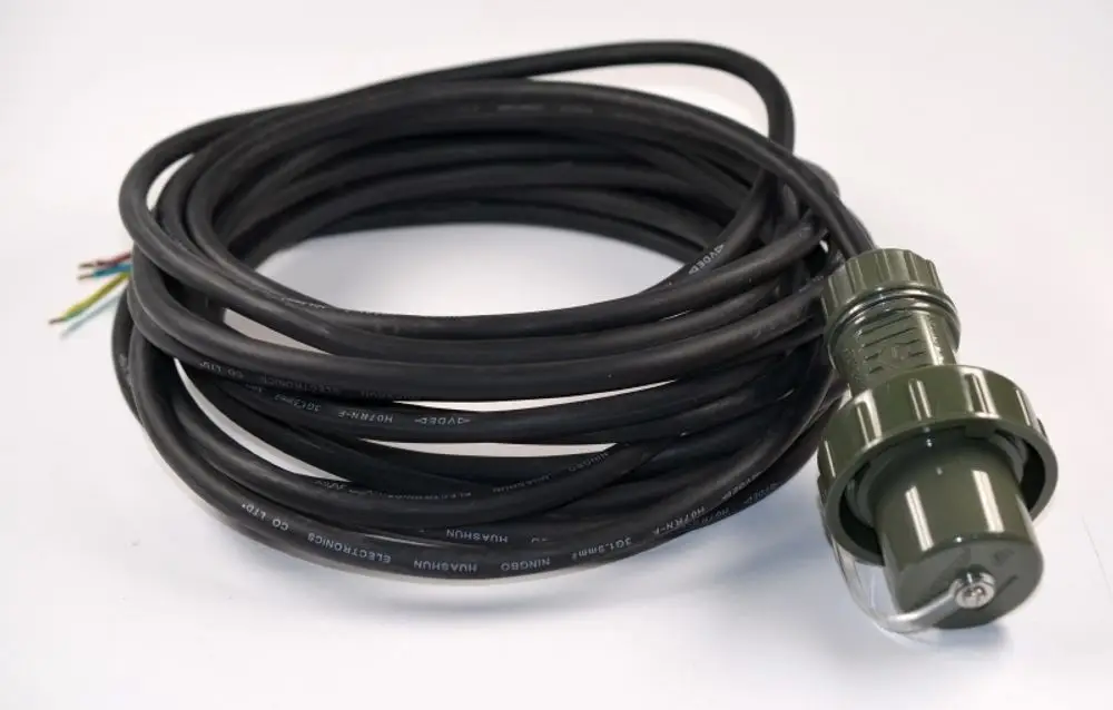 Schwarzes Anschlusskabel mit grünem Stecker, geeignet für elektrische Anwendungen, aufgerollt mit sichtbaren Adern, hergestellt von Remko.
