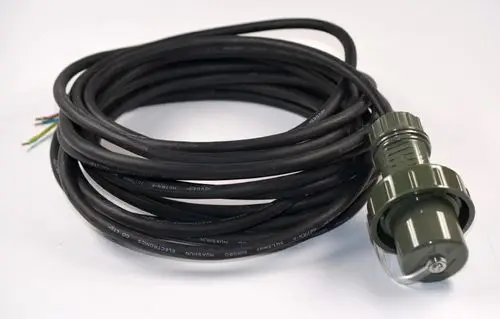 Schwarzes Anschlusskabel mit grünem Stecker, geeignet für elektrische Anwendungen, aufgerollt mit sichtbaren Adern, hergestellt von Remko.