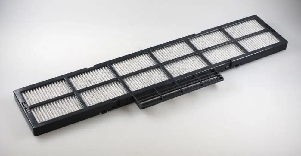 Aktivkohlefilter von Remko mit rechteckigem Gehäuse und mehreren Kammern zur Luftfiltration. Weißes Filtermaterial auf schwarzem Rahmen.