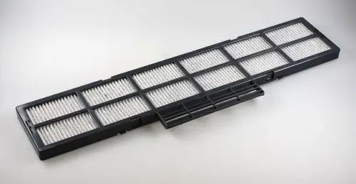 Aktivkohlefilter von Remko mit rechteckigem Gehäuse und mehreren Kammern zur Luftfiltration. Weißes Filtermaterial auf schwarzem Rahmen.