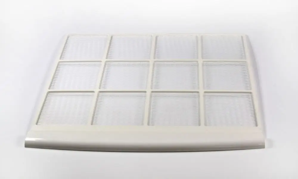 Luftfilter in rechteckiger Form mit mehreren Gitterelementen, montiert auf einer flachen Basis. Produkt der Marke Remko für Luftreinigungssysteme.