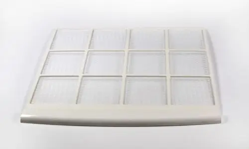 Luftfilter in rechteckiger Form mit mehreren Gitterelementen, montiert auf einer flachen Basis. Produkt der Marke Remko für Luftreinigungssysteme.