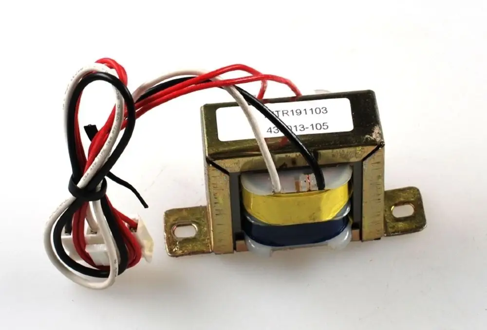 Transformator mit mehreren Drähten und Anschlussklemmen, hergestellt von Remko. Gerät im Metallgehäuse, zur elektrischen Energieübertragung geeignet.