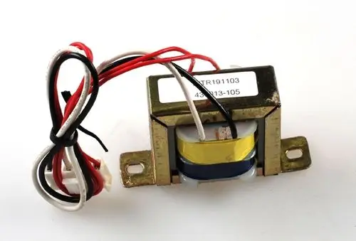 Transformator mit mehreren Drähten und Anschlussklemmen, hergestellt von Remko. Gerät im Metallgehäuse, zur elektrischen Energieübertragung geeignet.