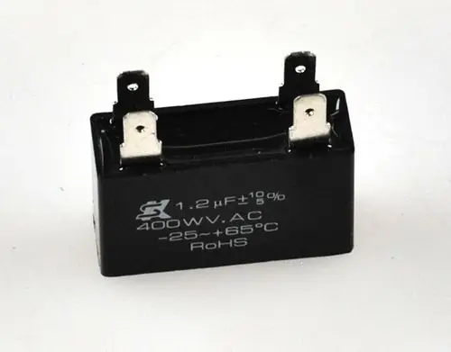 Schwarzer Kondensator mit zwei Anschlussstiften, gekennzeichnet mit elektrischen Spezifikationen, hergestellt von Remko. Geeignet für den Einsatz in Ventilatormotoren.