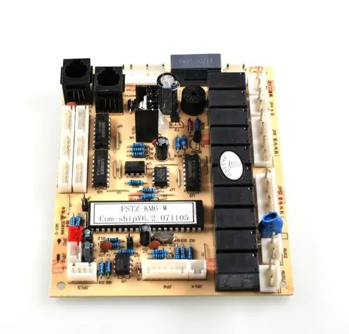 Steuerplatine von Remko mit verschiedenen Bauteilen, darunter Relais, Kondensatoren und integrierte Schaltungen, montiert auf einer beige Leiterplatte.