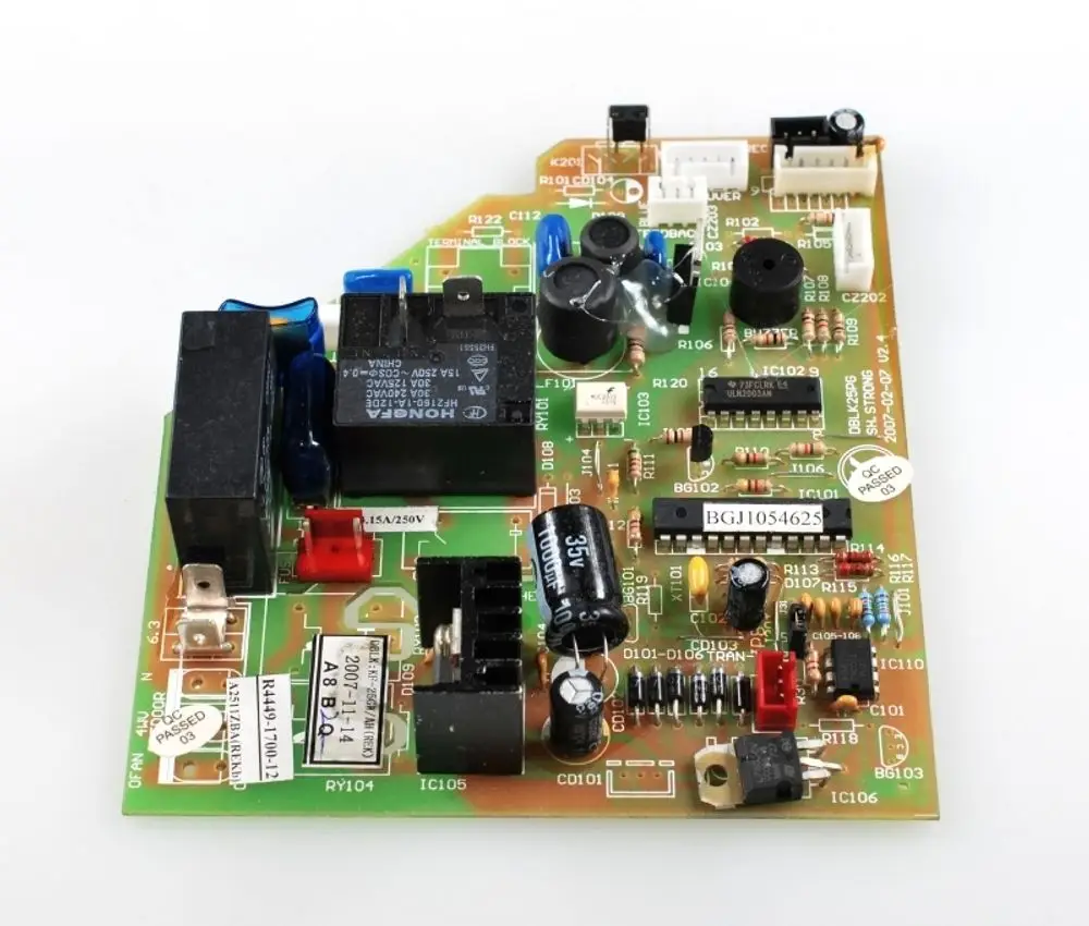 Steuerplatine von Remko, ausgestattet mit verschiedenen elektronischen Bauteilen wie Relais, Kondensatoren und Widerständen auf einer grünen Leiterplatte.