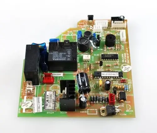 Steuerplatine von Remko, ausgestattet mit verschiedenen elektronischen Bauteilen wie Relais, Kondensatoren und Widerständen auf einer grünen Leiterplatte.