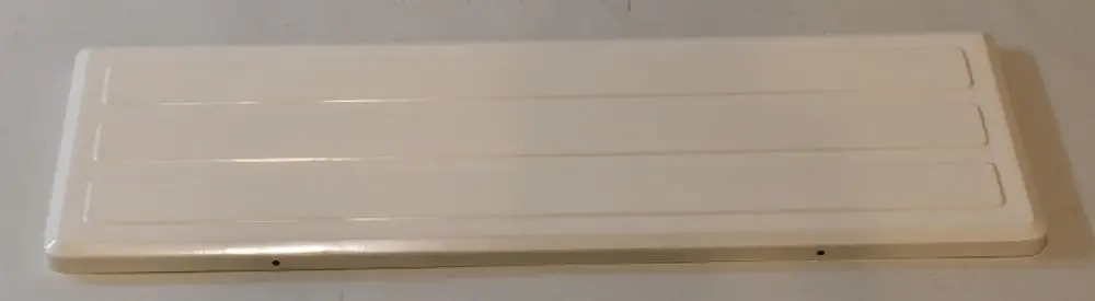 Weißes Deckblech von Remko mit mehreren Längsrillen und einer glatten Oberfläche, geeignet für verschiedene Anwendungen.
