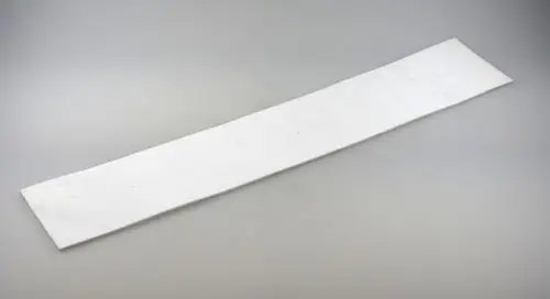 Weißer, langer Dichtungsstreifen auf grauem Hintergrund, vermutlich für Reinigungsöffnungen. Produkt von Remko.