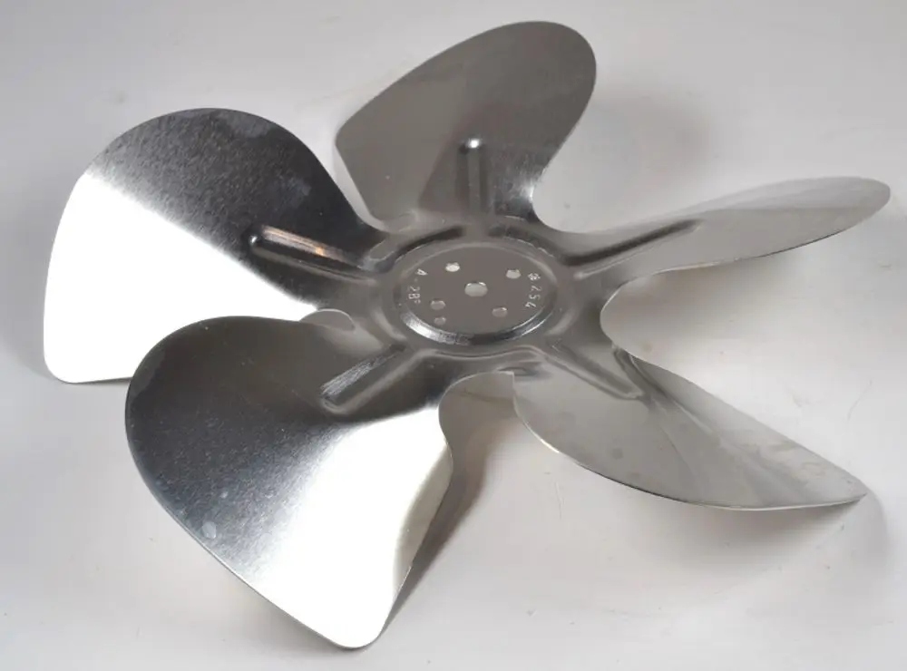 Ventilatorflügel aus Metall mit mehreren, gleichmäßig geformten Klingen, hergestellt von Remko, geeignet für den Einsatz in Belüftungssystemen.
