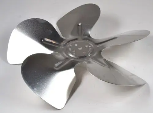 Ventilatorflügel aus Metall mit mehreren, gleichmäßig geformten Klingen, hergestellt von Remko, geeignet für den Einsatz in Belüftungssystemen.
