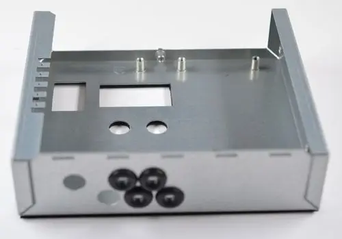 Metallisches Gehäuse von Remko mit mehreren Öffnungen und Stiftverbin-dungen. Geeignet zur Montage elektronischer Komponenten. Klare Konturen und robuste Bauweise.