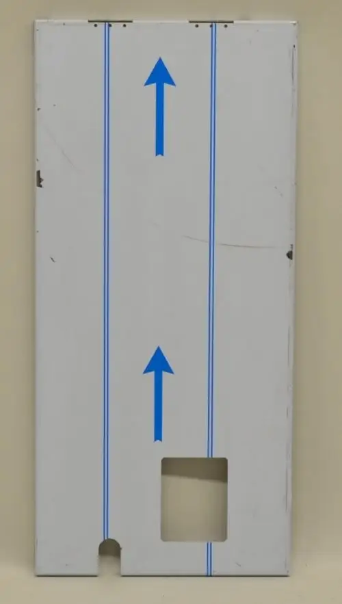 Weißes Plattenteil mit blauen Pfeilen, das eine Öffnung in der unteren rechten Ecke hat. Möglicherweise ein Bestandteil von Remko Elektrogeräten.