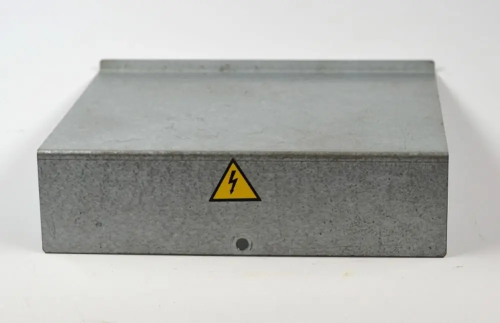 Gehäusedeckel in Metalloptik mit Gefahrensymbol für elektrische Sicherheit. Produkt von Remko, geeignet für diverse Anwendungen im technischen Bereich.