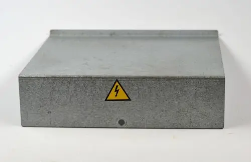 Gehäusedeckel in Metalloptik mit Gefahrensymbol für elektrische Sicherheit. Produkt von Remko, geeignet für diverse Anwendungen im technischen Bereich.