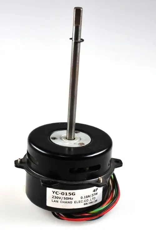 Schwarzer Ventilatormotor mit Metallachse und mehreren Anschlusskabeln, hergestellt von Remko. Auf dem Typenschild sind technische Daten erkennbar.
