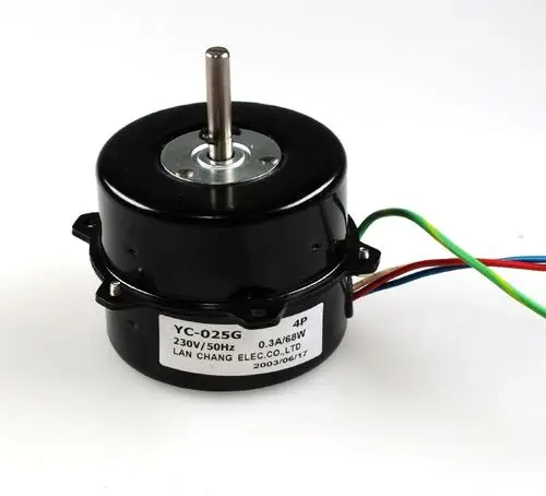 Schwarzer Ventilatormotor mit Metallachse und mehreren Anschlusskabeln. Auf dem Gehäuse sind technische Spezifikationen und die Marke Remko sichtbar.
