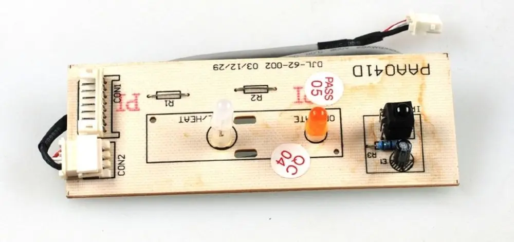 Leiterplatte mit verschiedenen Anschlüssen, zwei LEDs, einem Widerstand und einem Sensor. Bestandteil eines Remko-Heizsystems zur Steuerung oder Überwachung.