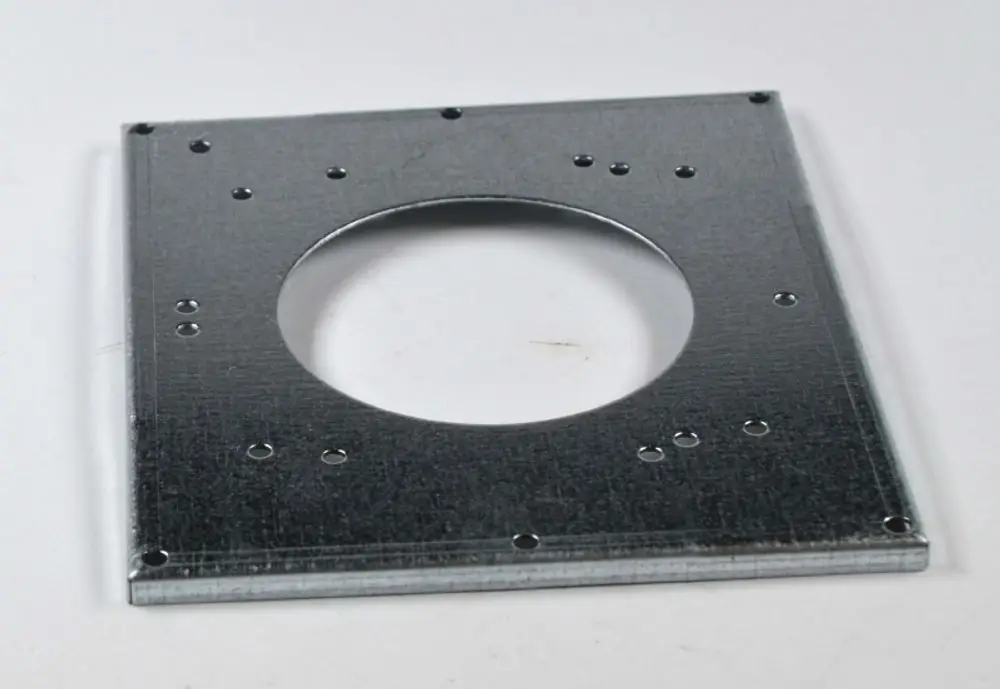 Metallische Blende mit runder Öffnung und mehreren Löchern zum Befestigen, hergestellt von Remko. Ideal für die Verwendung in technischen Montagen.