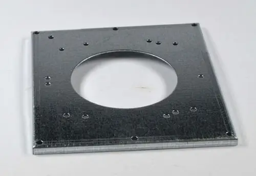 Metallische Blende mit runder Öffnung und mehreren Löchern zum Befestigen, hergestellt von Remko. Ideal für die Verwendung in technischen Montagen.
