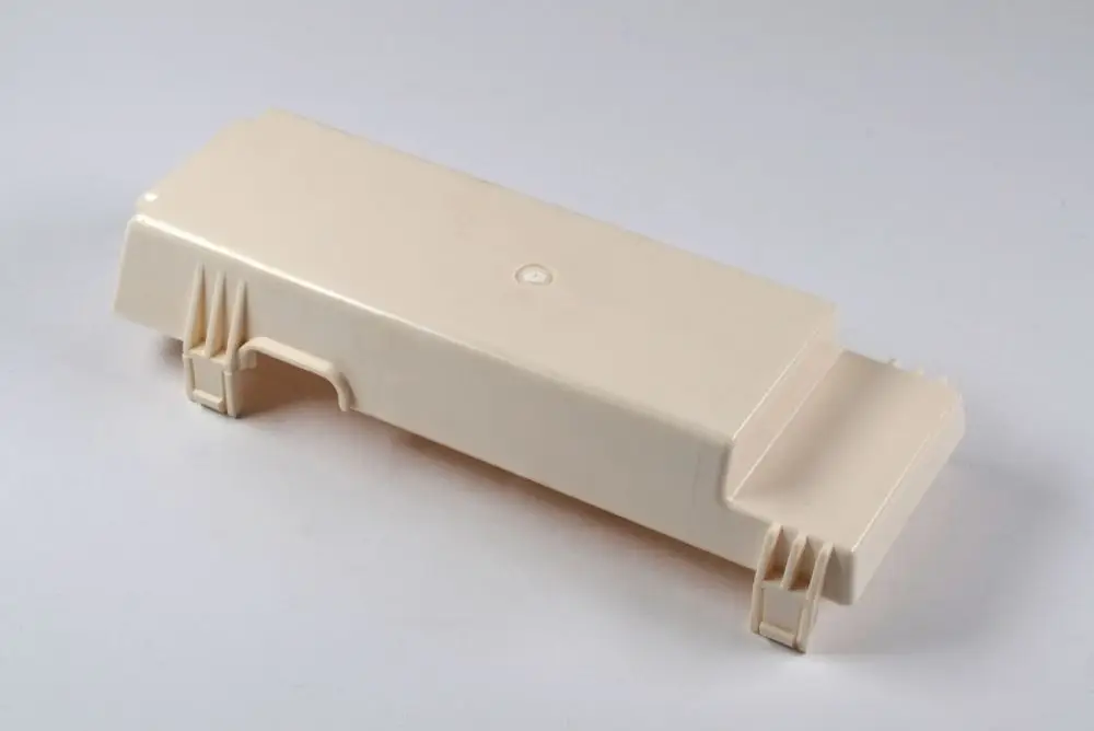Weiße Abdeckung aus Kunststoff mit einer flachen, rechteckigen Form und seitlichen Halterungen. Produkt von Remko, möglicherweise Teil eines elektronischen Gehäuses.